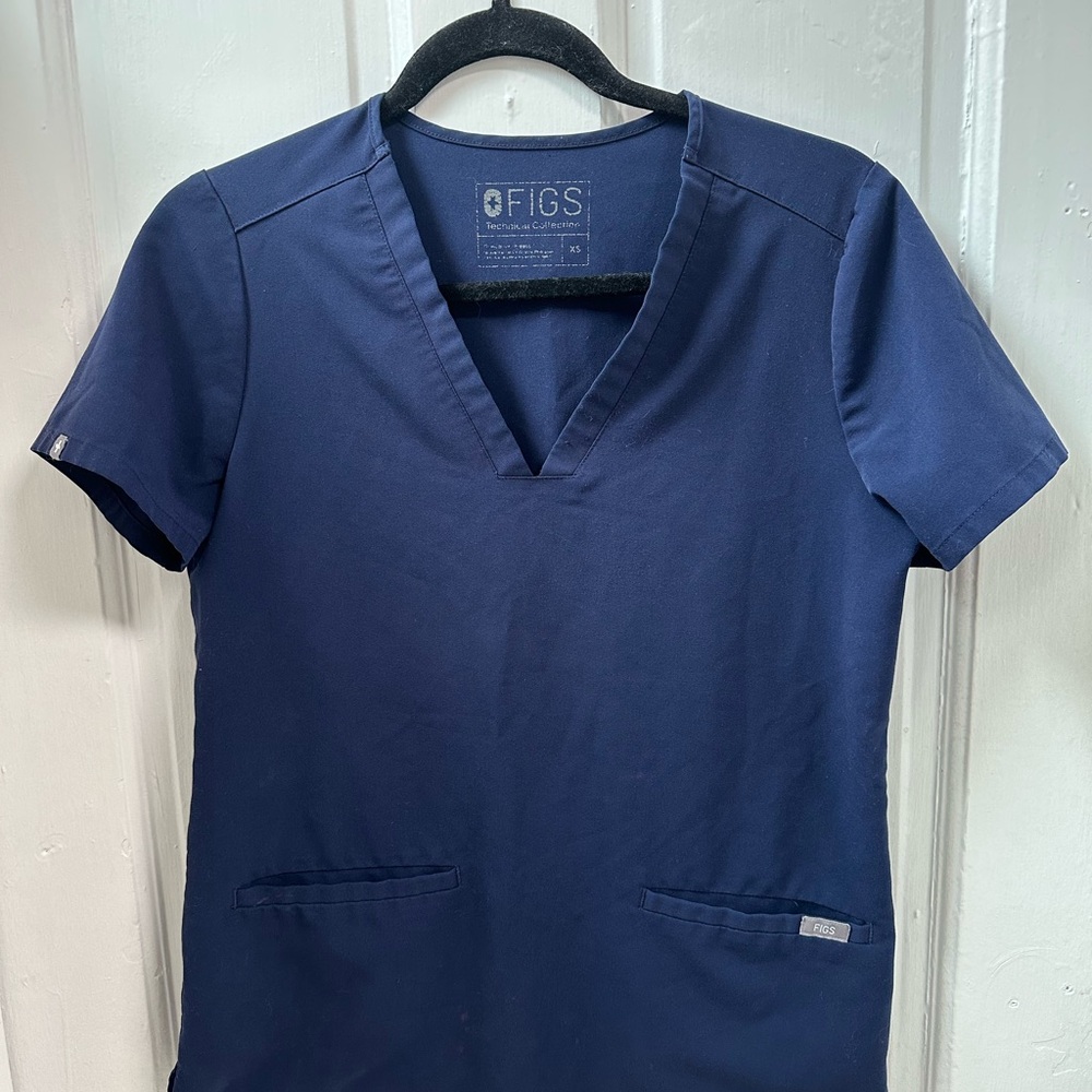 Navy women’s figs top
